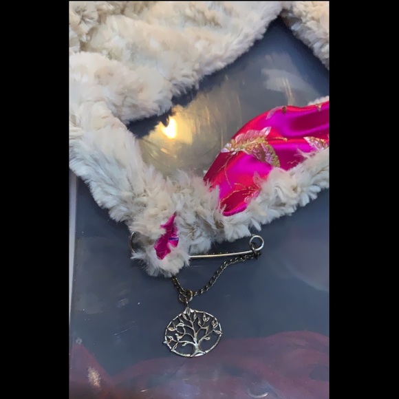 Faux Fur Hood Silk Inside - Picture 3 of 3